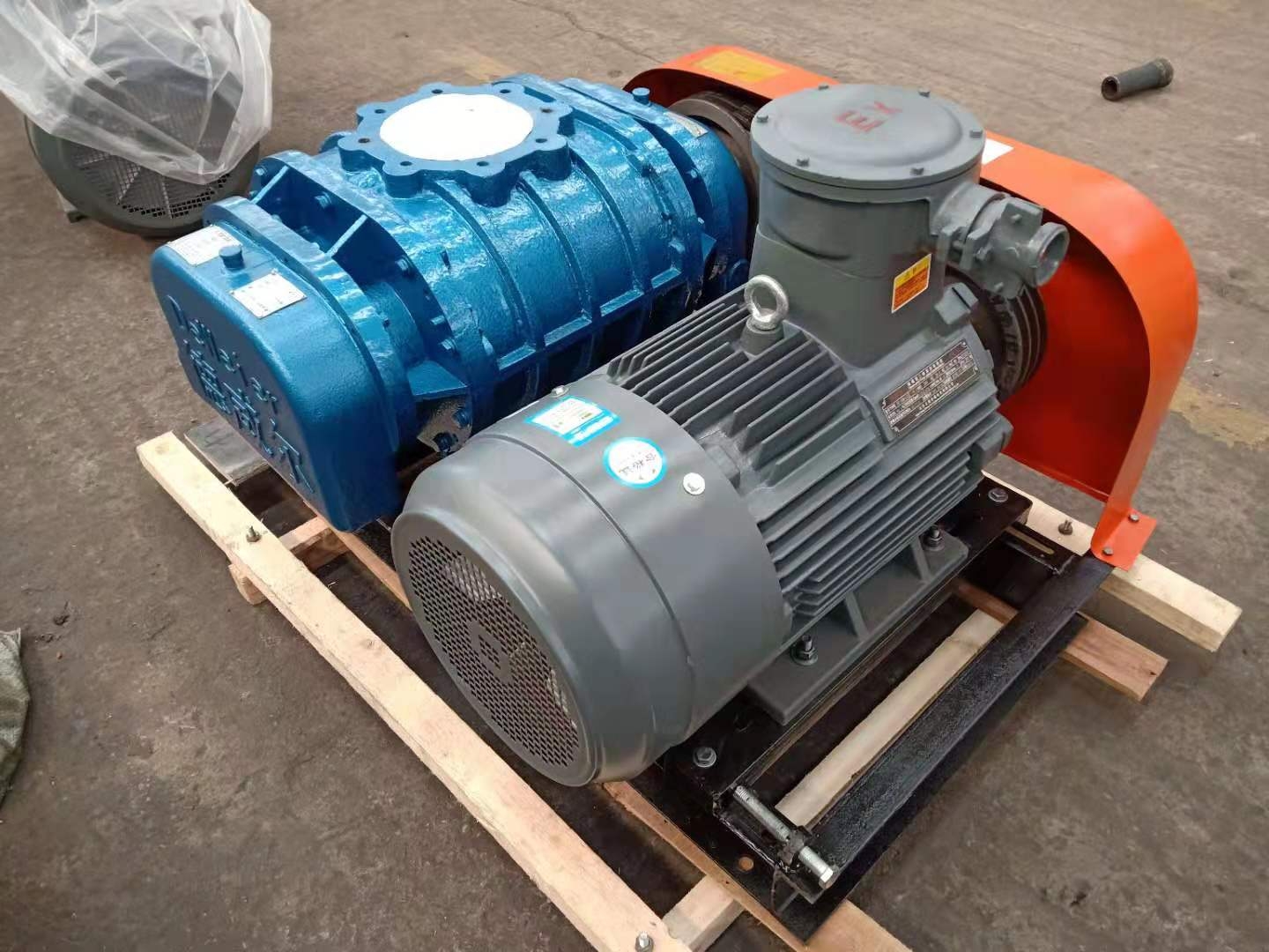 特氟龍防腐羅茨風(fēng)機(jī)實(shí)拍圖片 特氟龍防腐羅茨風(fēng)機(jī)實(shí)拍圖片